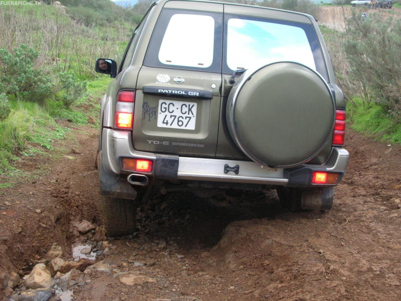 Nissan Patrol GR en el barro 4x4